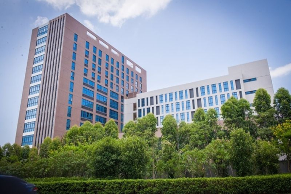 10月20日，招商银行领导郑行长一行莅临富银公司交流。